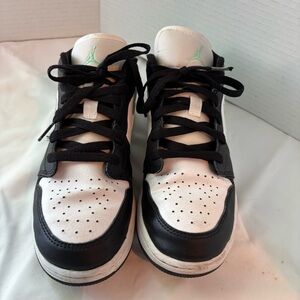 Nike Kids Air Jordan Sneakers Black and White Green Logo Size 7